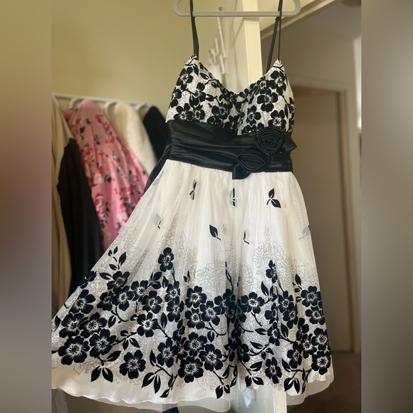Super cute floral black/white/silver prom or grad dress - Picture 6 of 6